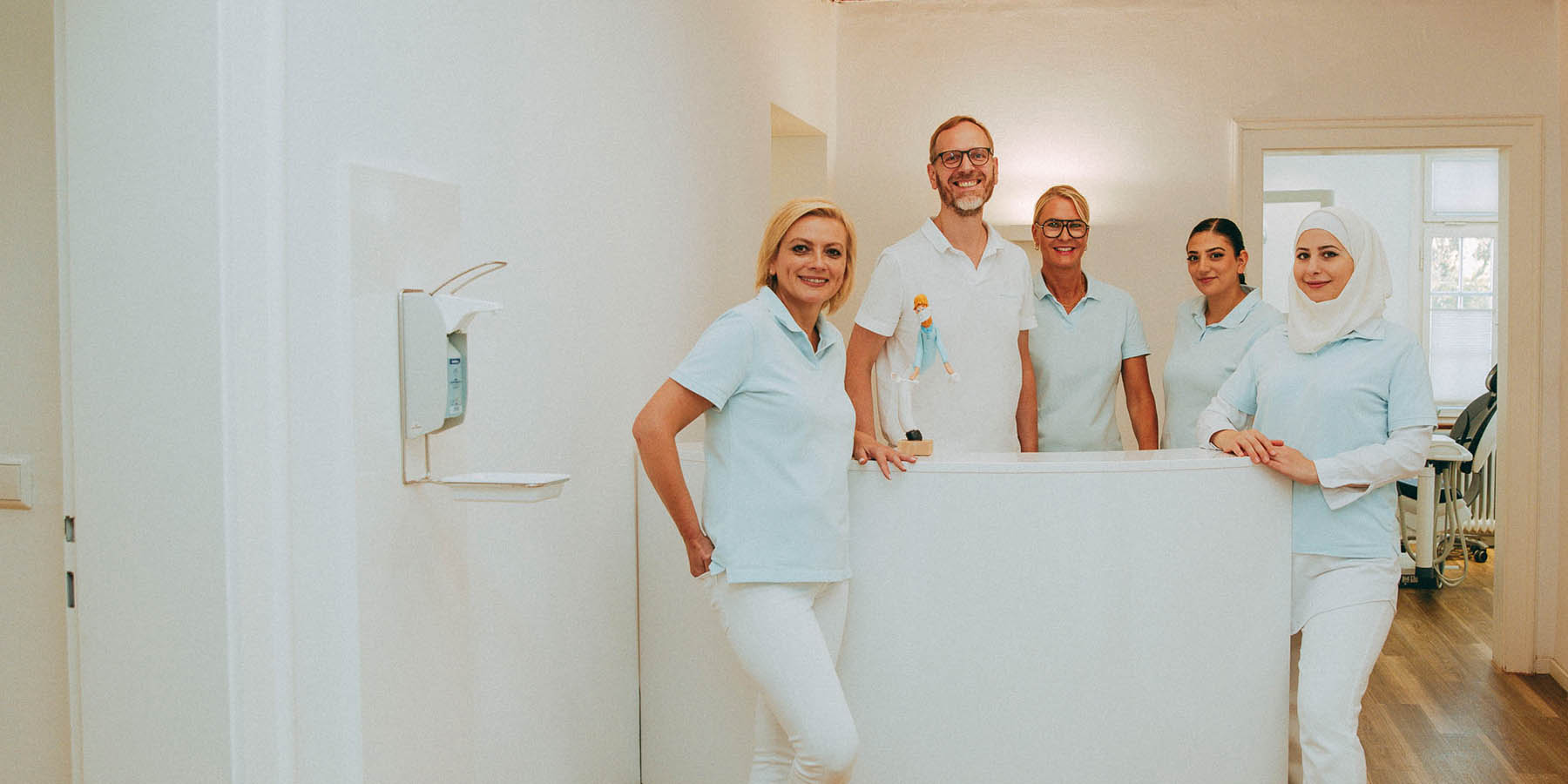 Dr. Marc Eichhorn und vier ZFA in der Praxis von Dr. Marc Eichhorn in Lorch